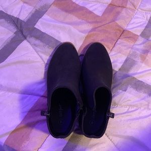 Size 4 in kids black short boots with design on back